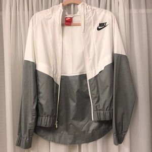 Nike White/Grey Wind Breaker!✨